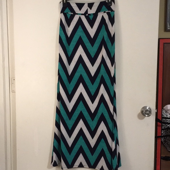 💚🤍🖤 Chevron Maxi Skirt (S) fold-over waistband - Picture 5 of 7